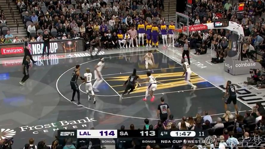 卡斯尔抢板快攻全场飞驰 旋转上篮命中 卡斯尔抢板快攻全场飞驰 旋转上篮命中